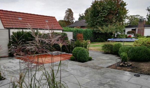 Terrasse mit Holzdeck.jpg